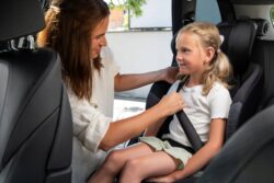 Lionelo Lars Plus i-Size Κάθισμα Αυτοκινήτου 100-150cm ή 15-36kg Sporty Black red - Image 4