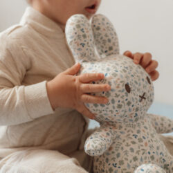 Little Dutch Υφασμάτινο κουκλάκι Miffy Lucky Leaves all over 20εκ. - Image 3