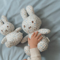 Little Dutch Υφασμάτινο κουκλάκι Miffy Lucky Leaves all over 20εκ. - Image 4