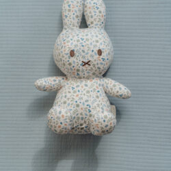 Little Dutch Υφασμάτινο κουκλάκι Miffy Lucky Leaves all over 20εκ. - Image 6