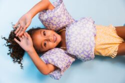 Swim Essential Μπρατσάκια με έξτρα θωρακική ενίσχυση για παιδιά με βάρος 15-30 κιλά - "Purple Flowers" - Image 4