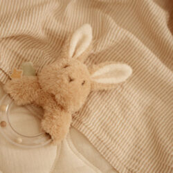 Little Dutch Υφασμάτινη κουδουνίστρα κουνελάκι με κρίκο Newborn Naturals GRS - Image 4