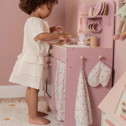 Little Dutch Ξύλινη κουζίνα με αξεσουάρ παιχνιδιού Ροζ FSC - Image 9