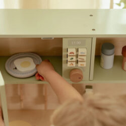 Little Dutch Ξύλινη κουζίνα με αξεσουάρ παιχνιδιού Μέντα FSC - Image 3