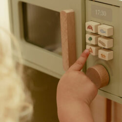 Little Dutch Ξύλινη κουζίνα με αξεσουάρ παιχνιδιού Μέντα FSC - Image 4