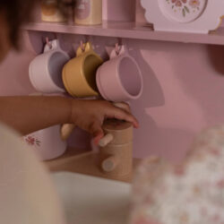 Little Dutch Ξύλινη κουζίνα με αξεσουάρ παιχνιδιού Ροζ FSC - Image 6