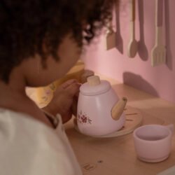 Little Dutch Ξύλινη κουζίνα με αξεσουάρ παιχνιδιού Ροζ FSC - Image 5