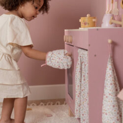 Little Dutch Ξύλινη κουζίνα με αξεσουάρ παιχνιδιού Ροζ FSC - Image 4