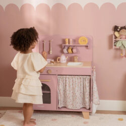 Little Dutch Ξύλινη κουζίνα με αξεσουάρ παιχνιδιού Ροζ FSC - Image 2