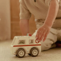 Little Dutch Ξύλινο ασθενοφόρο FSC - Image 5