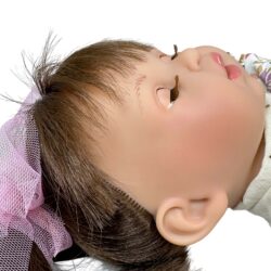 Nines D'Onil Παιδική κούκλα Alex με λευκό φόρεμα και μωρό σε μάρσιπο - 40 εκ. - Image 2