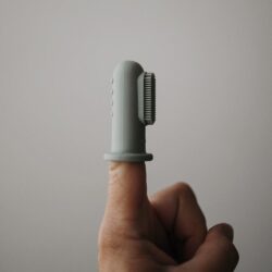 Mushie 2 Βρεφικές Οδοντόβουρτσες Δακτύλου Σιλικόνης Clay/Shifting Sand - Image 3