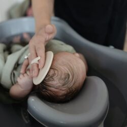 Mushie Σετ 2 Βρεφικές Βούρτσες Μπάνιου Σιλικόνης Natural/Cambridge Blue - Image 4