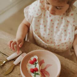 Elodie Σετ Φαγητού με αντιολισθητική βάση από σιλικόνη Rosy Bow  2 τμχ - Image 2