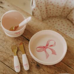 Elodie Σετ Φαγητού με αντιολισθητική βάση από σιλικόνη Rosy Bow 2 τμχ - Image 3