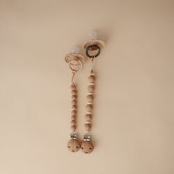 Κλιπ για Πιπίπλες Σιλικόνης Hera Faux Wood - Mushie - Image 8