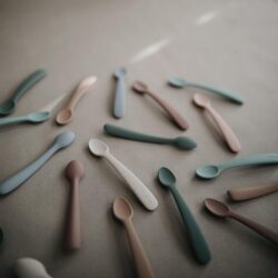 Σετ 2 Μακριά Κουταλάκια Σιλικόνης Cambridge Blue/Shifting Sand - Mushie - Image 9