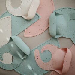 Σαλιάρα Σιλικόνης Cambridge Blue Confetti - Mushie - Image 4