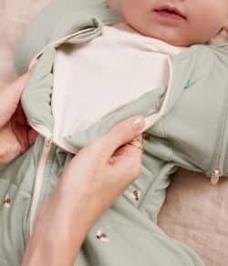 LoveToDream Υπνόσακος Swaddle up Transition bag Organic Cotton 2.5tog Olive Bees Large - Image 3